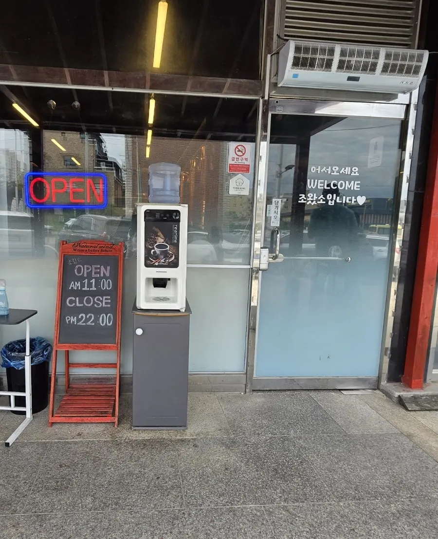 조왔소 셀프바와 매장 내부 통로