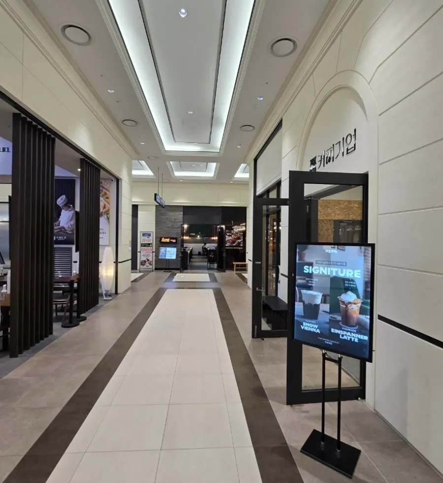 Corridor inside COEX Magok leading to J's Pot Magok Branch