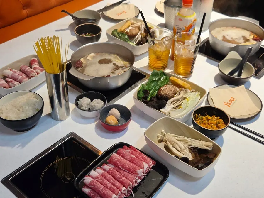 추가 사리와 단품요리, 육수 종류가 적힌 메뉴판