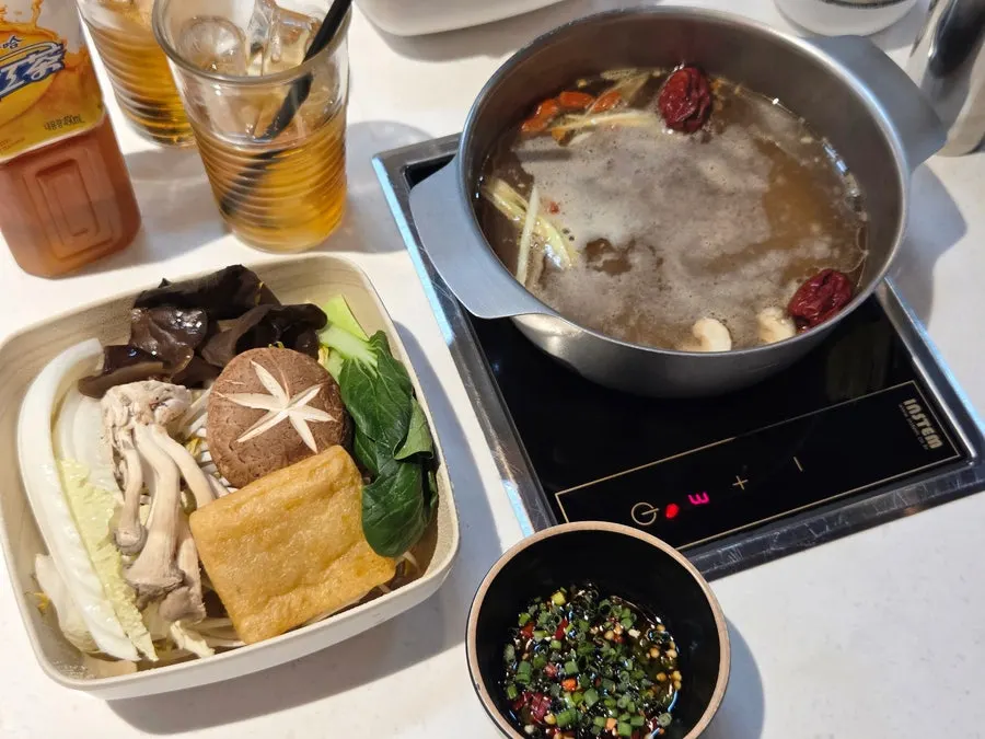 1인 핫팟에 담긴 훠궈 육수와 모듬야채 세팅