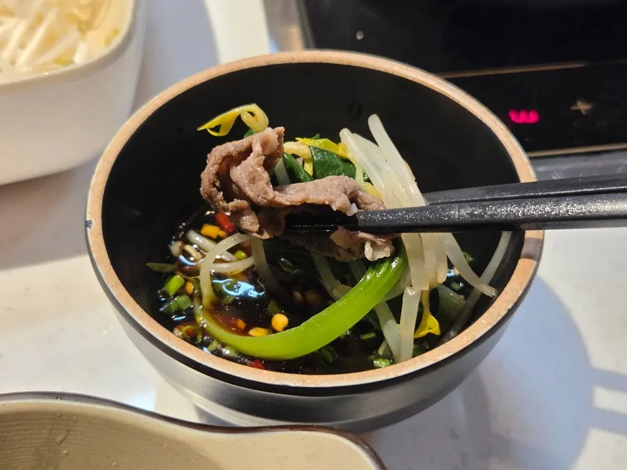 소스와 함께 차려진 훠궈 테이블