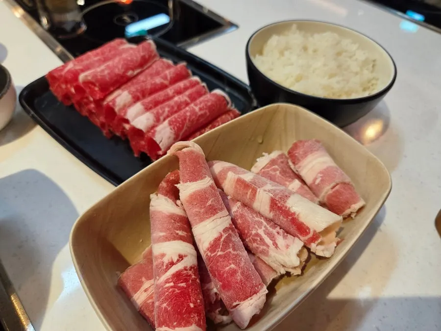 소고기와 우삼겹 접시 비교