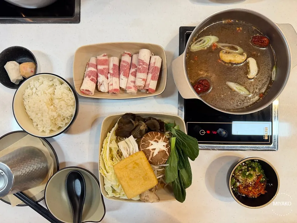 모듬야채와 우삼겹이 나온 런치세트 상차림