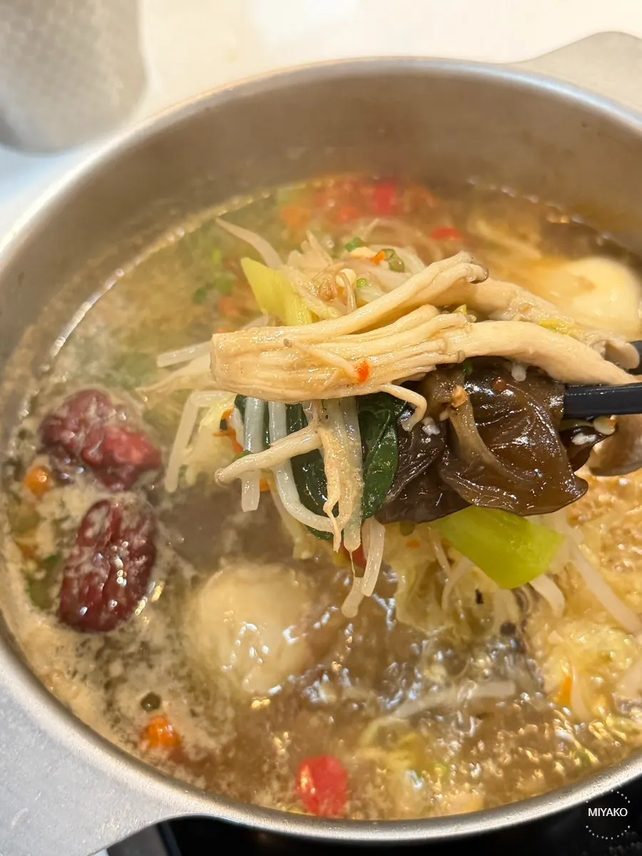인덕션 위에서 끓는 개인 훠궈 팟