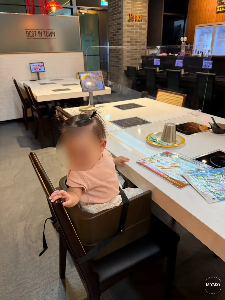 아기와 함께한 테이블의 개인 인덕션 훠궈