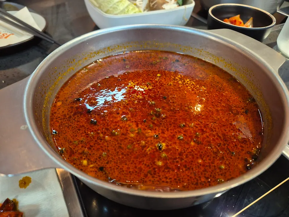 1인 팟에 끓는 마라 육수