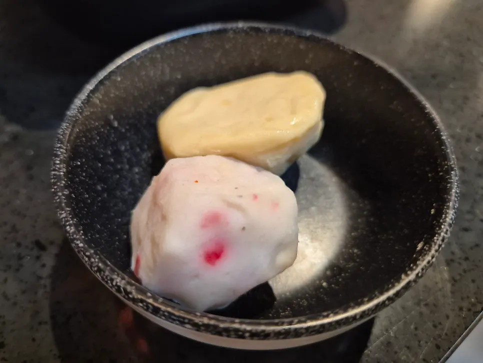 런치 세트에 포함된 피쉬볼
