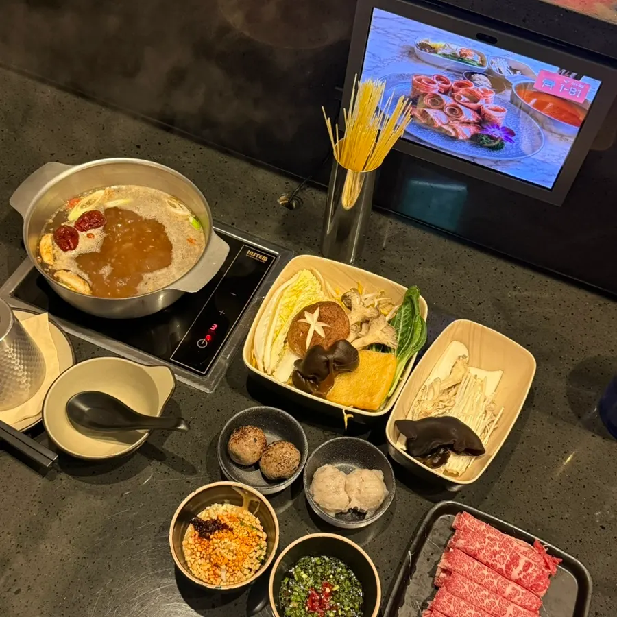 Signature hot pot image at J's Pot Magok Branch