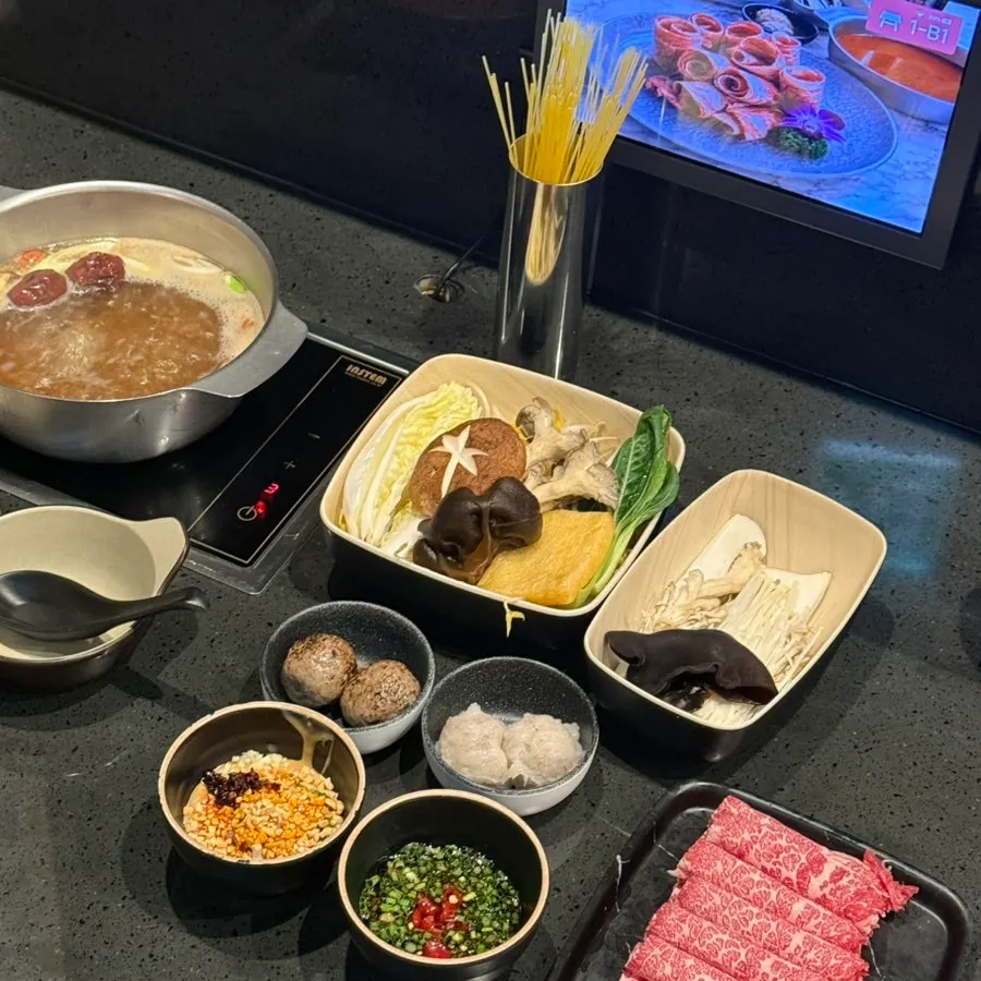Table spread of the ordered beef set and cooked dishes