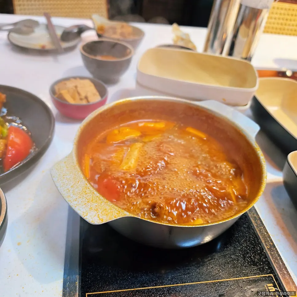 Table setting at J's Pot Magok Branch