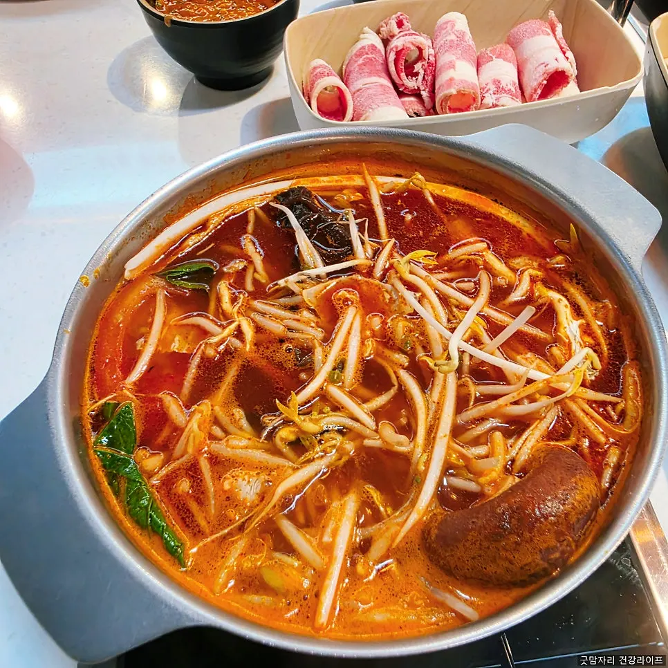 Dining scene at J's Pot in Magok COEX