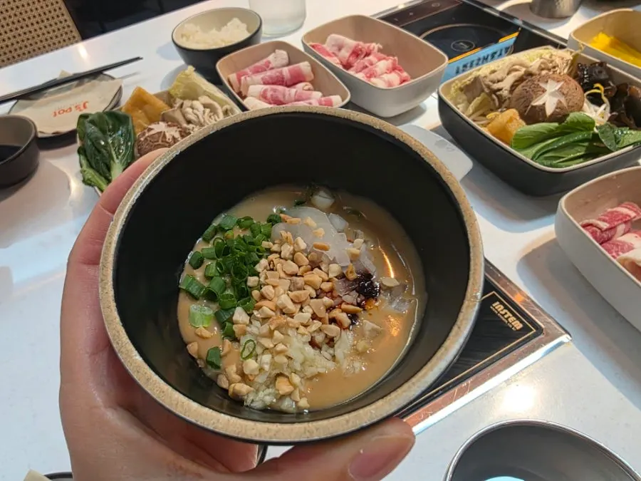 직접 만든 땅콩소스 조합 한 그릇