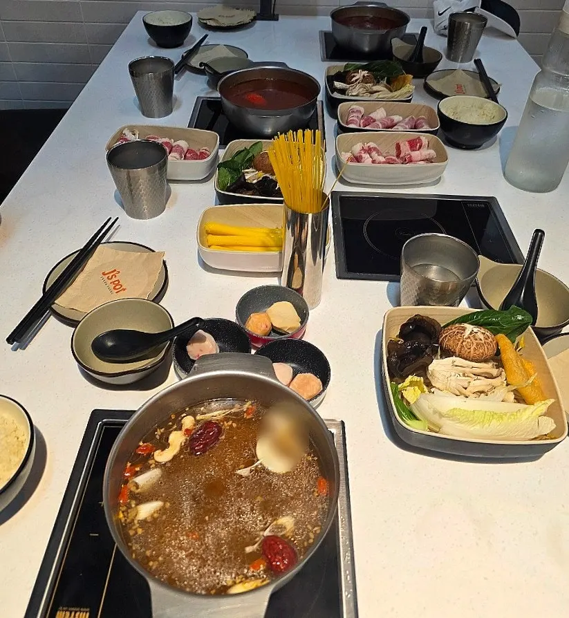 테이블에 세팅된 훠궈 재료