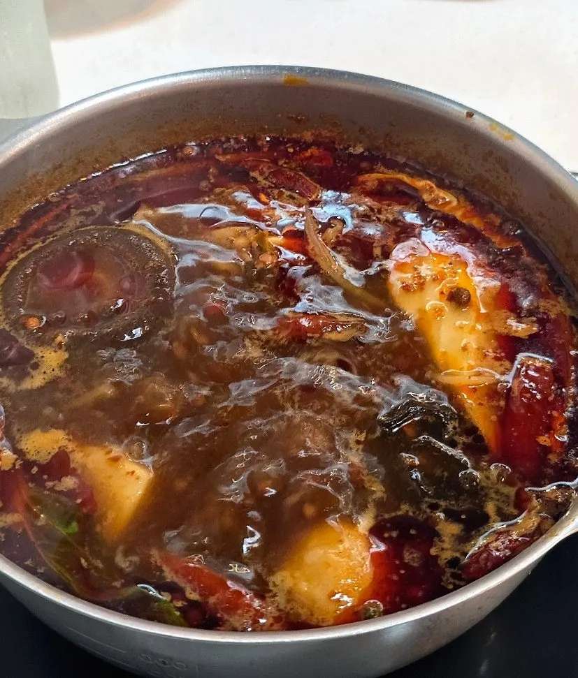 붉은 마라 육수가 끓는 개인 냄비