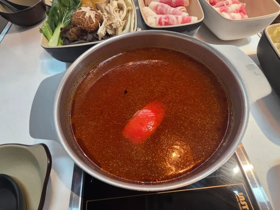 감칠맛 진한 토마토 육수 훠궈