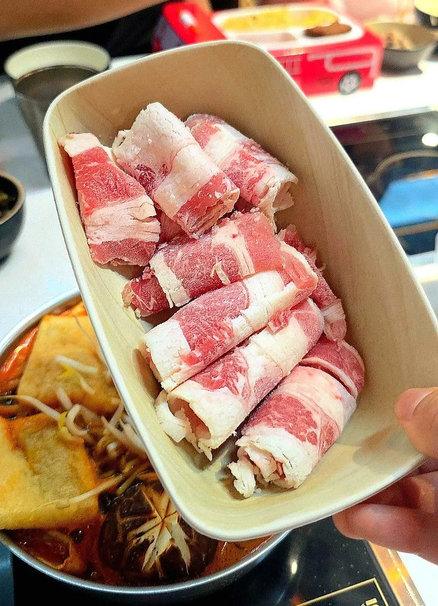 얇게 썰린 우삼겹 100g 접시