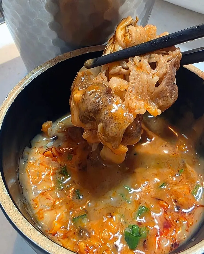 땅콩소스에 찍은 우삼겹 한 점
