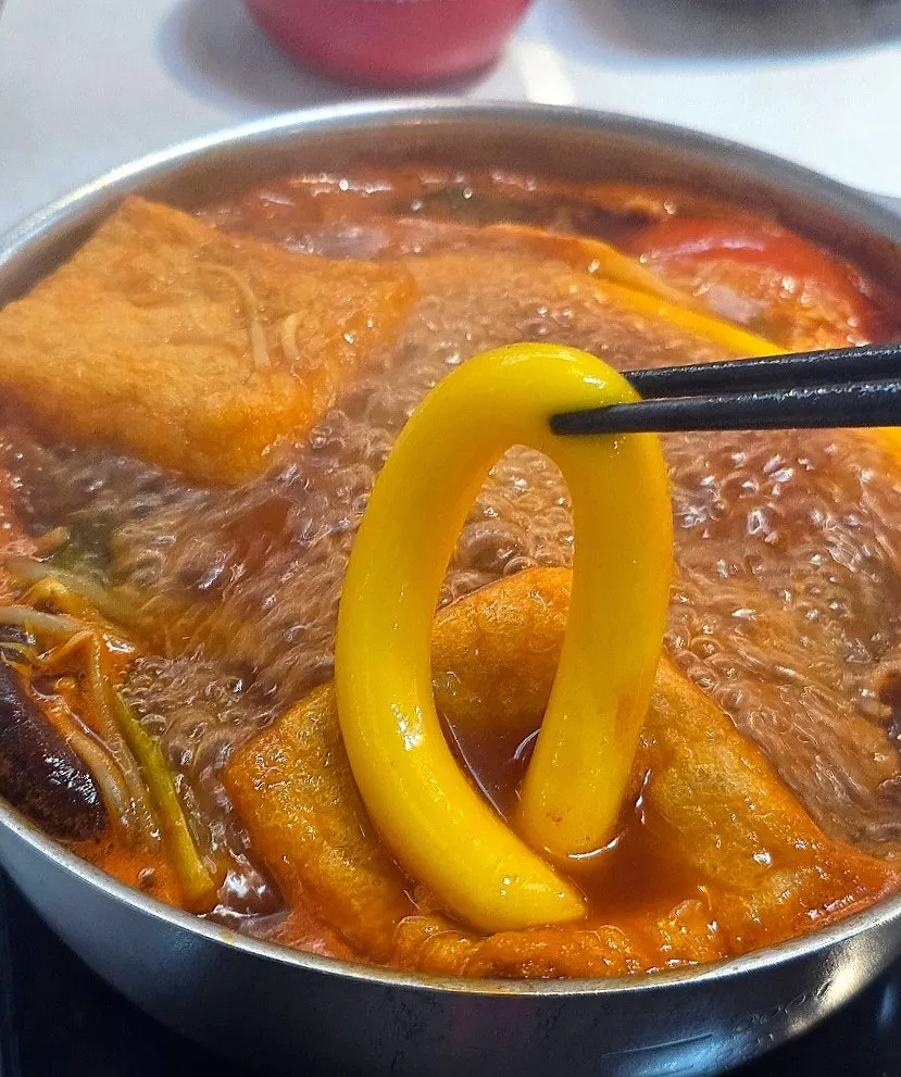 훠궈 국물에 넣은 쫄깃한 뉴진면