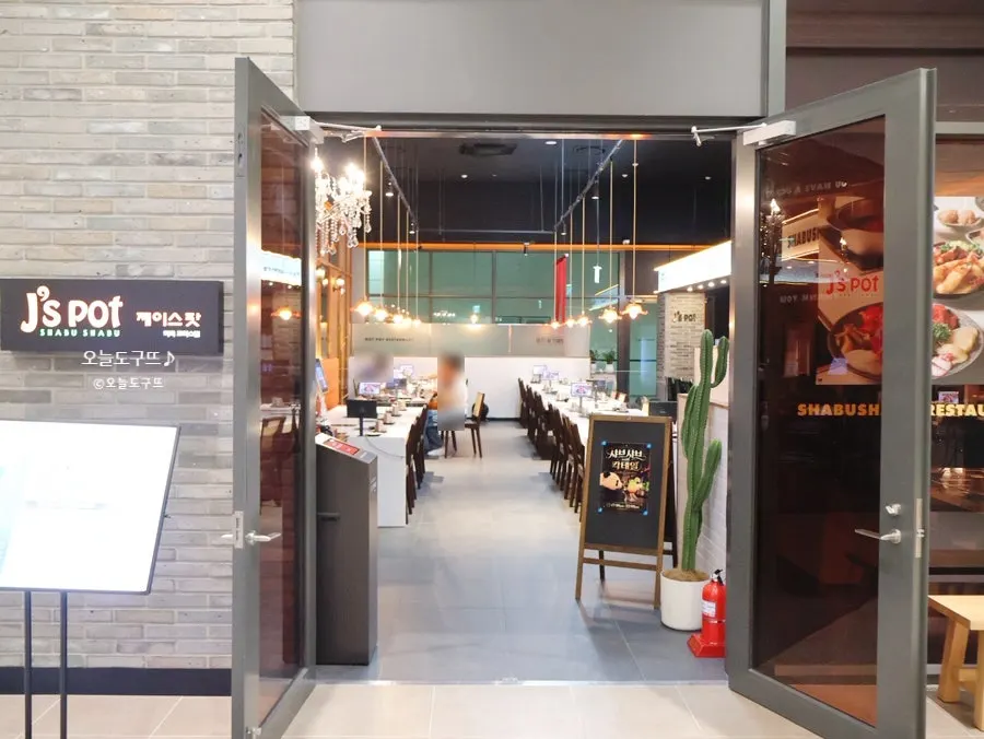 Wide open entrance and waiting chairs at J's Pot Magok Branch