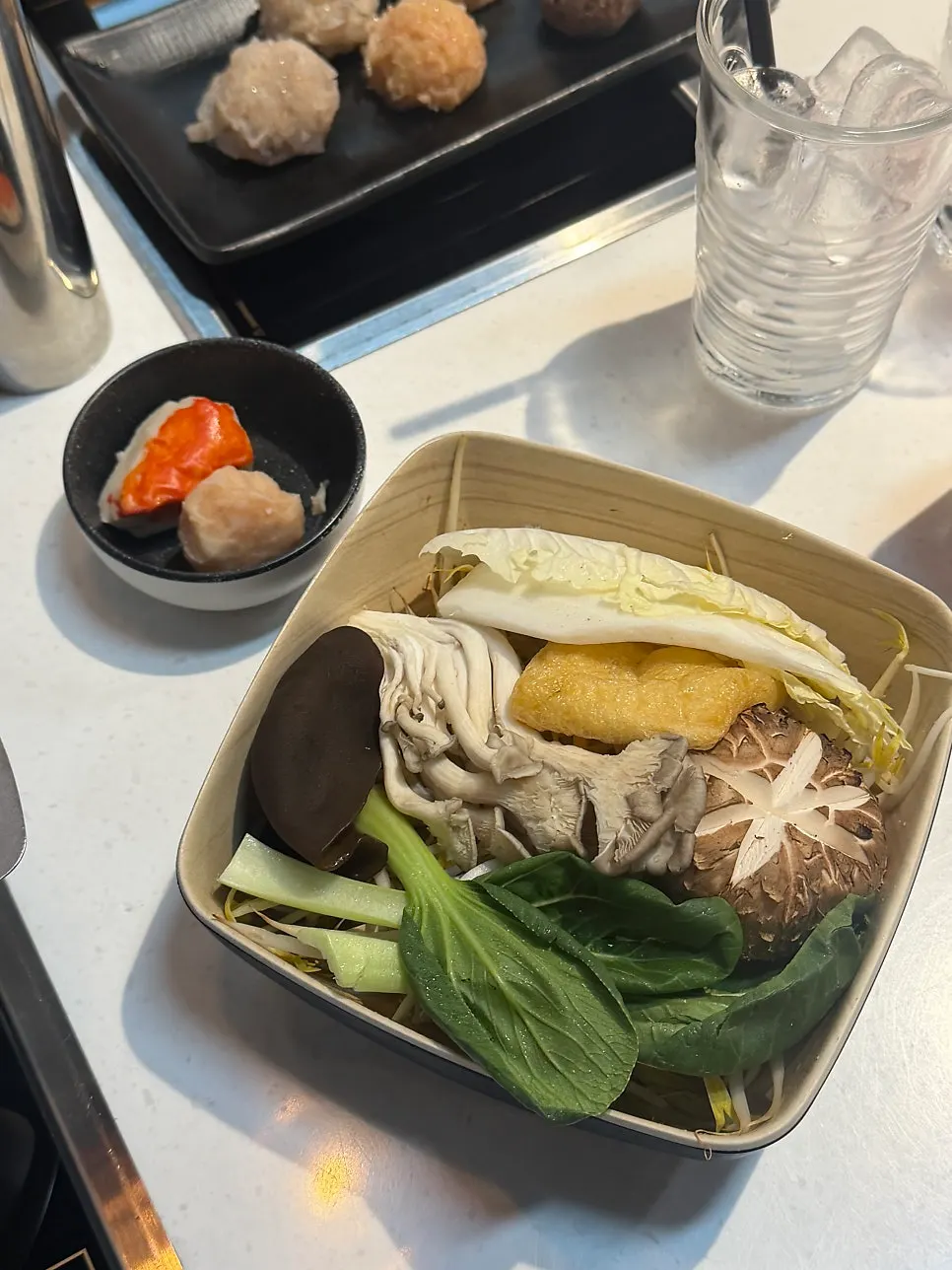 훠궈 육수에 데쳐 먹는 채소 모둠