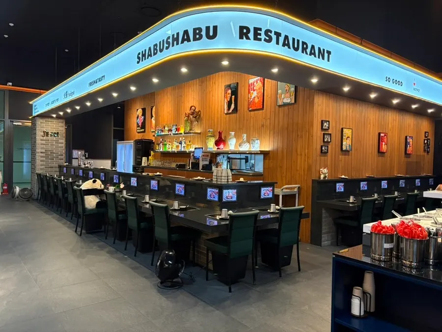 Table seating at J's Pot Magok Branch suited for larger groups