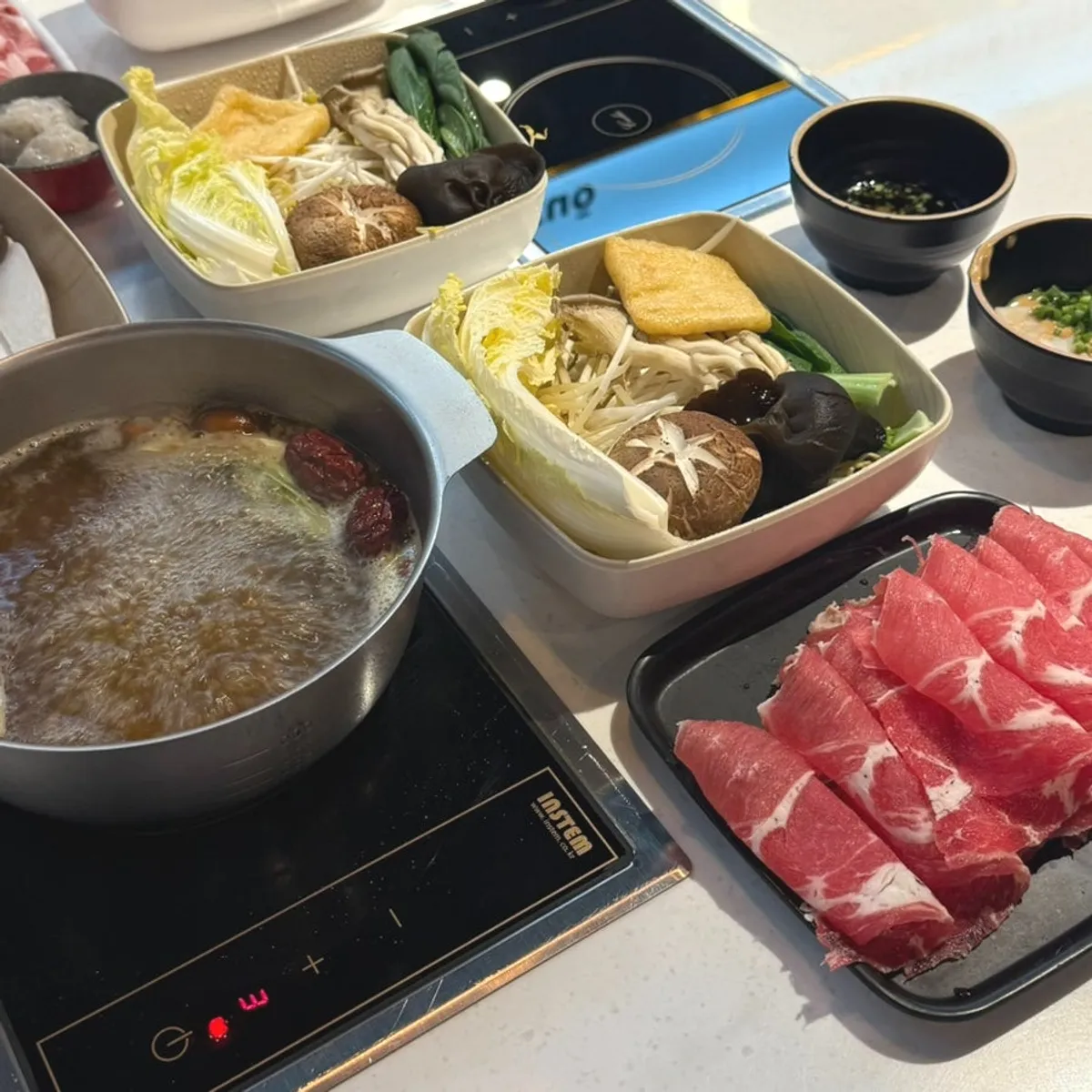 1인 훠궈 상차림과 야채모둠