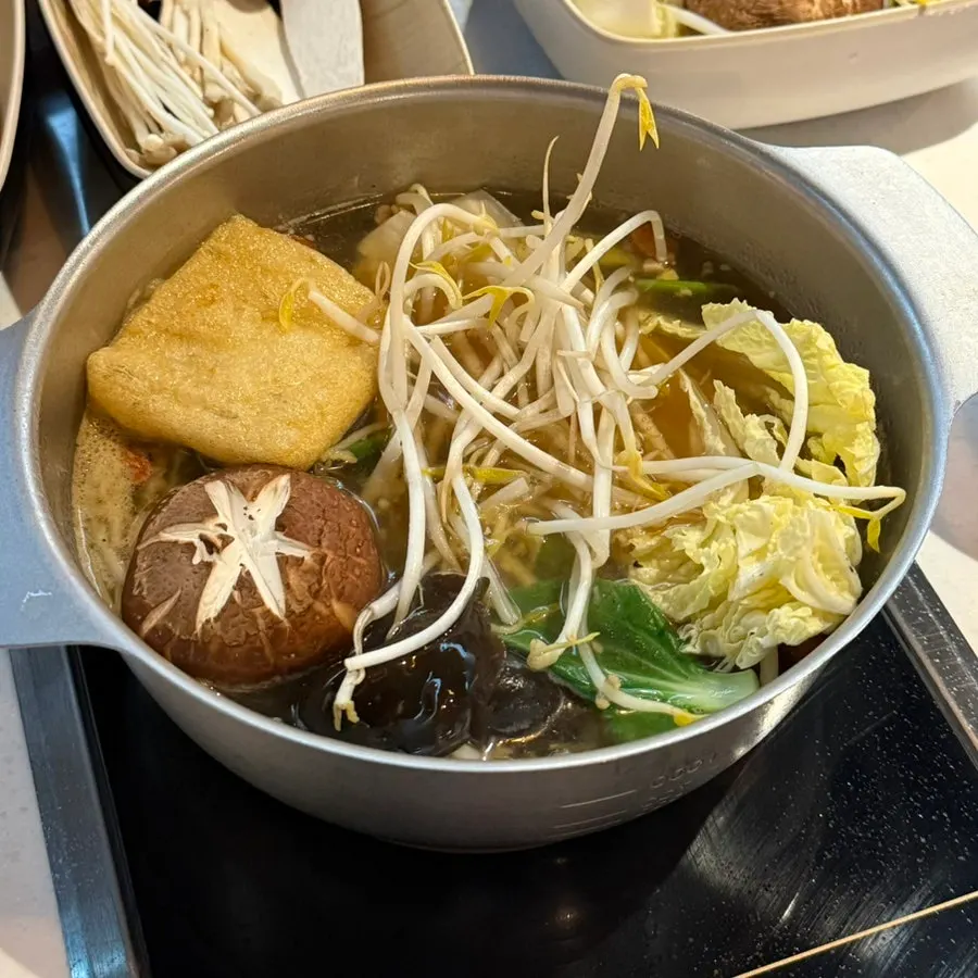 야채를 가득 넣은 1인 훠궈 냄비