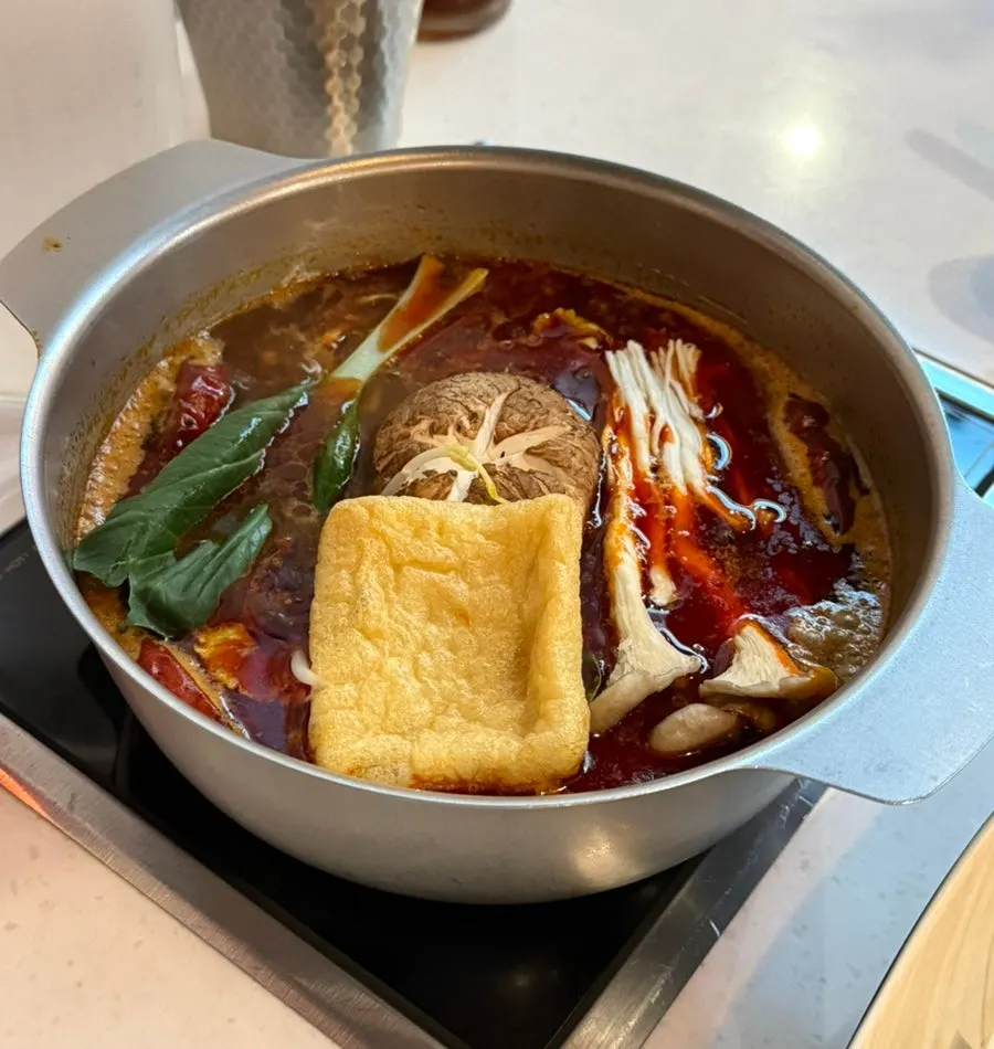 붉은 마라 육수의 1인 훠궈
