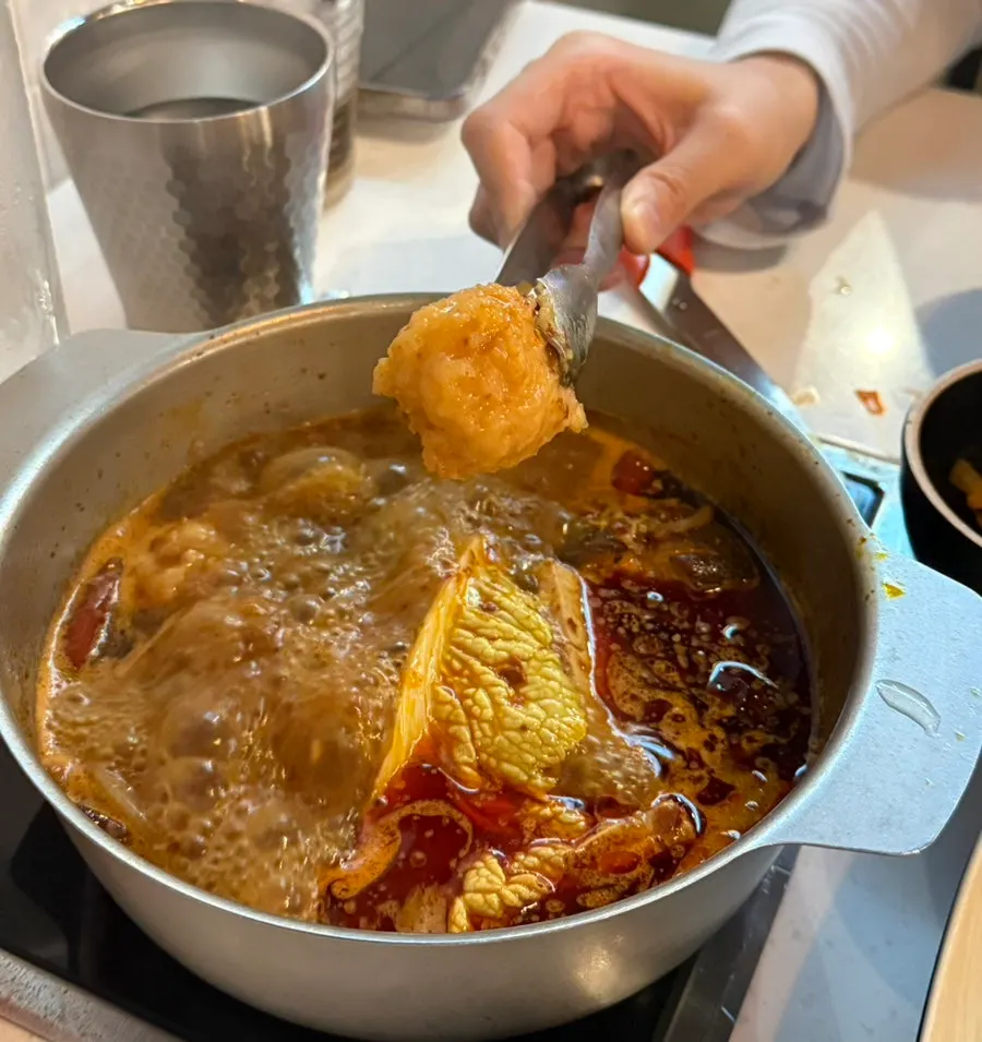 마라 훠궈에 넣은 통통한 새우완자