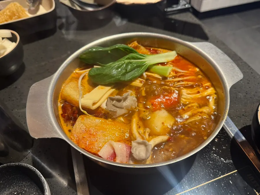 끓고 있는 개인 마라훠궈 탕
