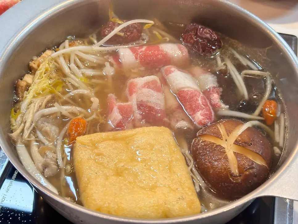 우육 육수에 우삼겹을 넣는 모습