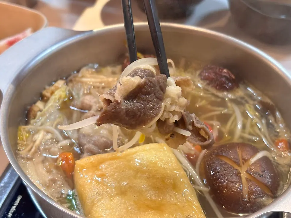 익힌 우삼겹 건져 올린 모습