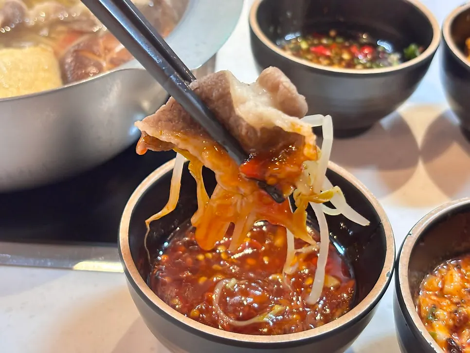 고기를 직접 만든 소스에 찍은 모습