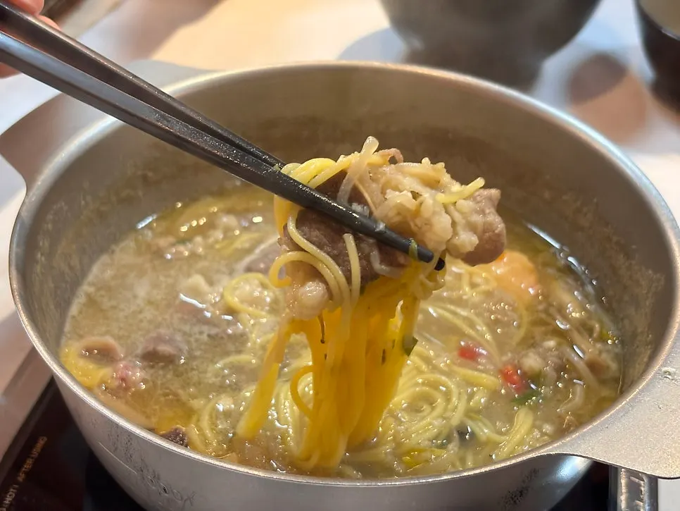 육수에 익힌 탱글한 옥수수면