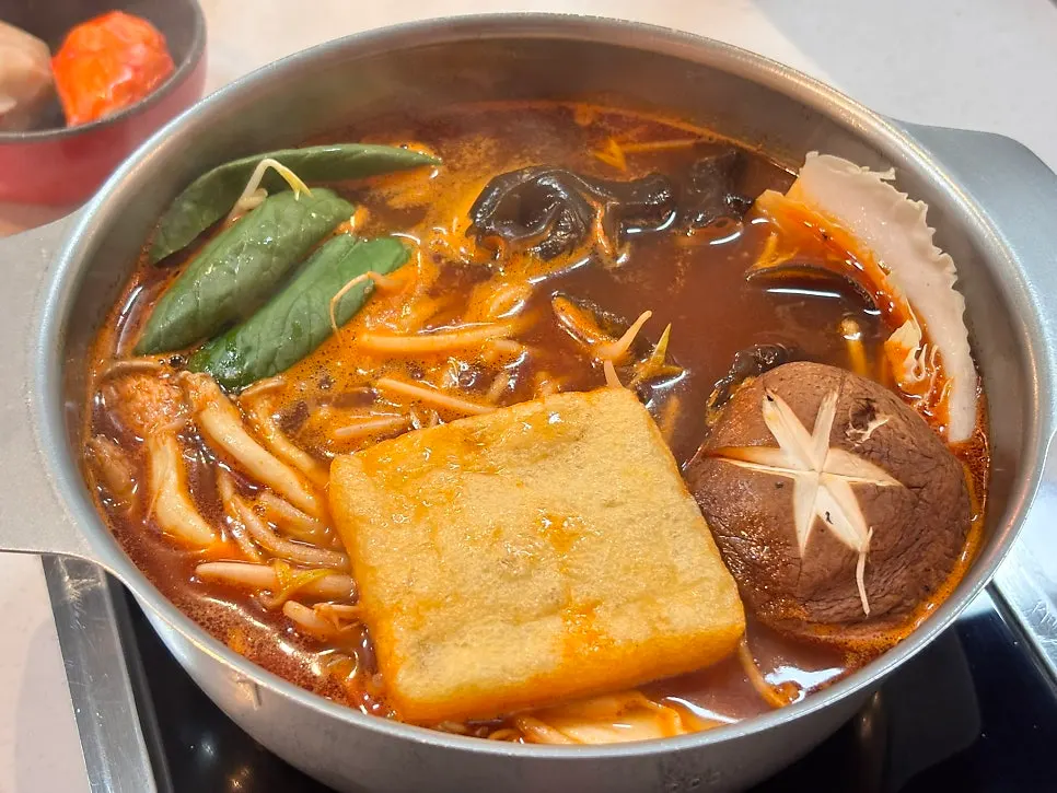 개인 냄비에 담긴 토마토 육수