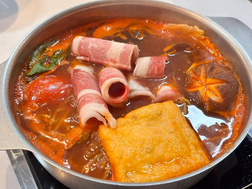 토마토 육수에 고기를 넣어 끓이는 모습