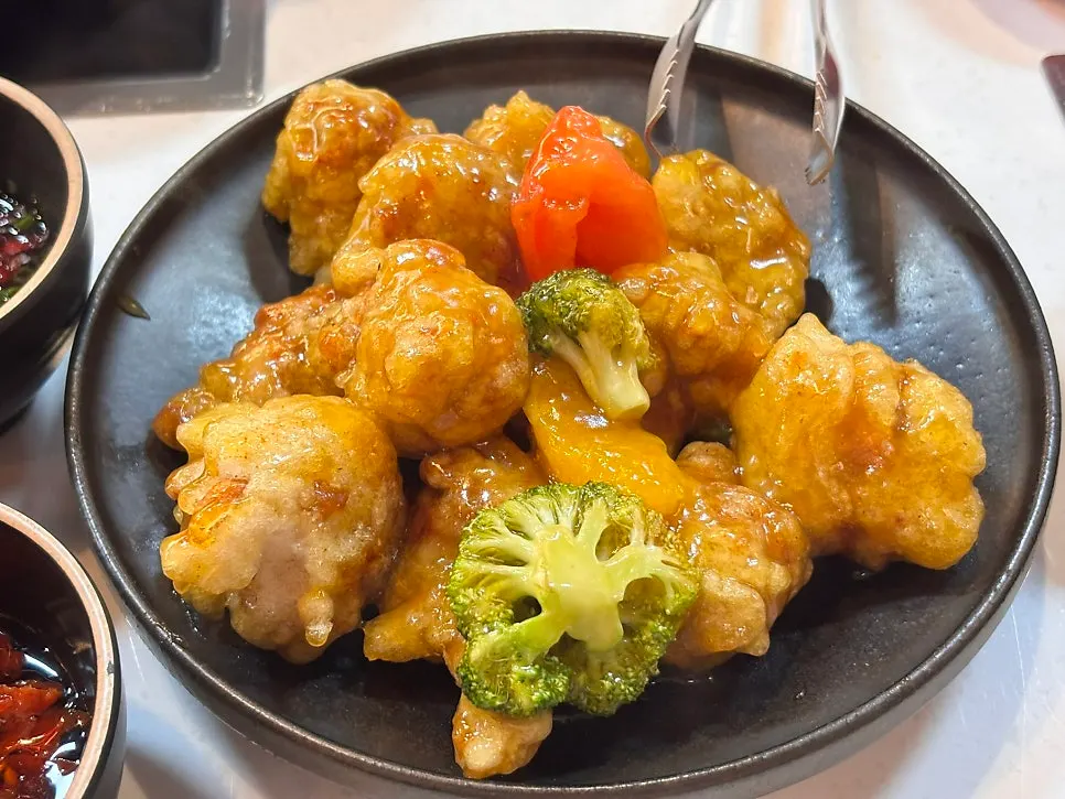 바삭한 찹쌀피 오렌지치킨 한 접시