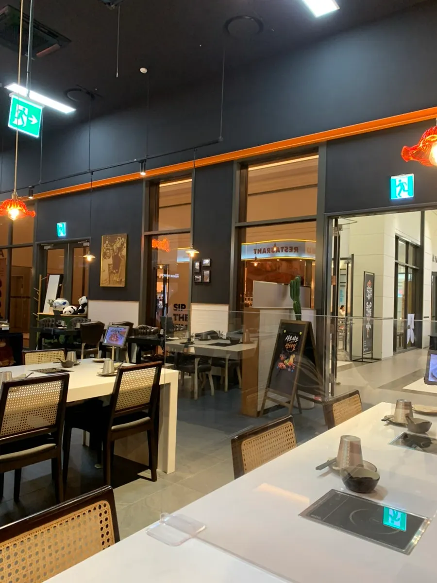 Spacious interior of J's Pot Magok Branch and the bar table