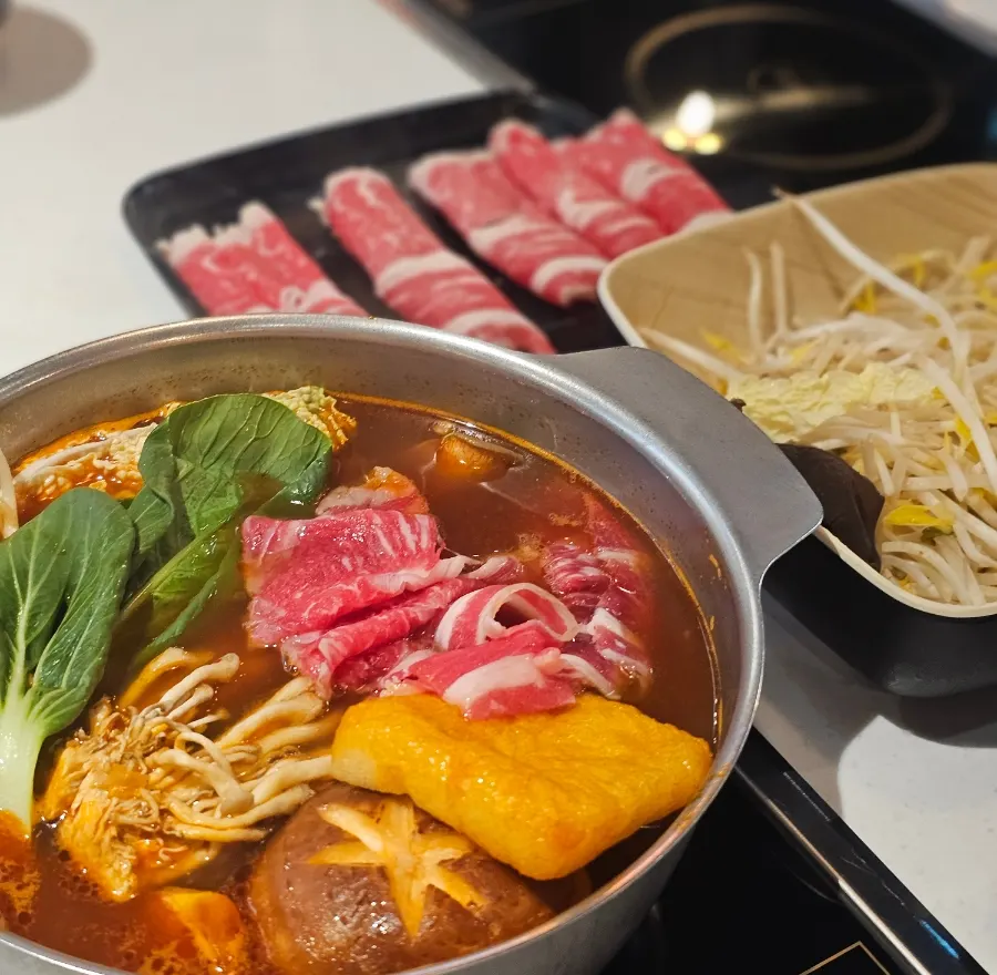 Hot pot table setting at J's Pot Magok Branch