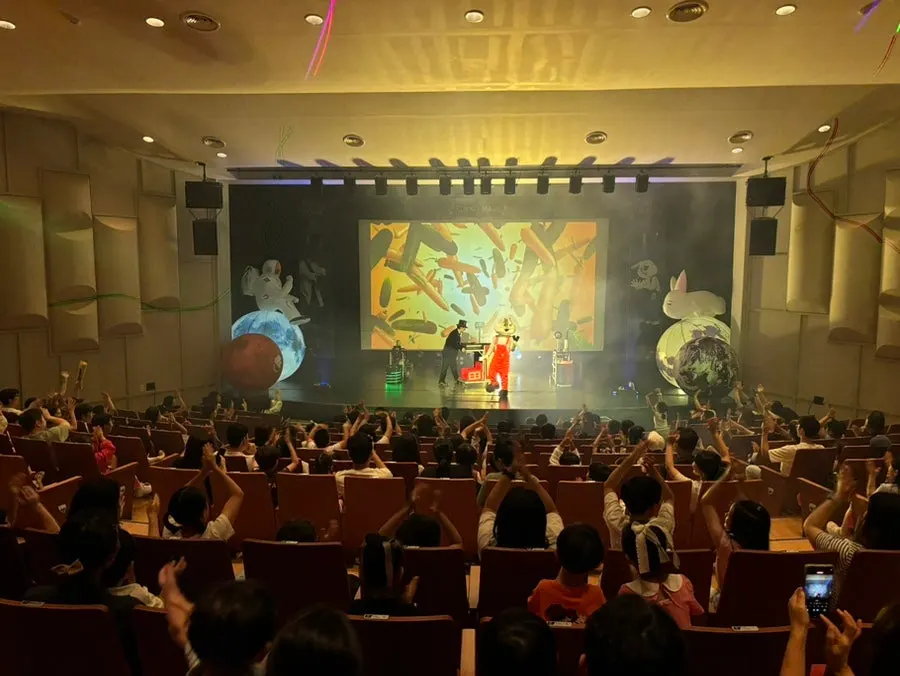 만석이 된 평송청소년문화센터 소극장 객석