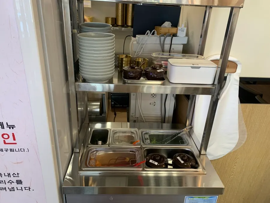 Self-serve side dish station and tableware