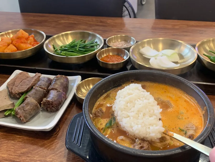 Boiling ttukbaegi of spicy special gopchang sundae soup