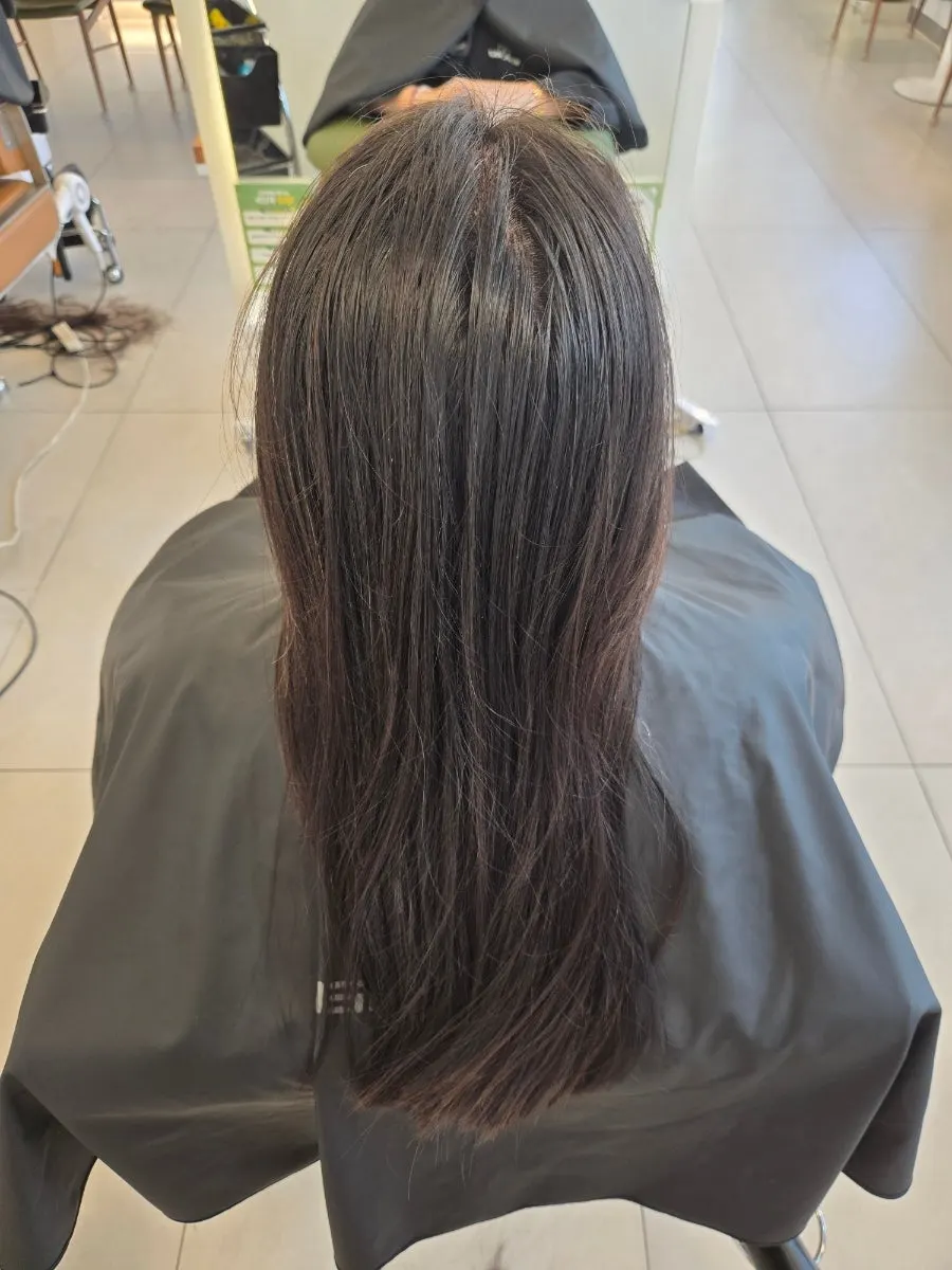 Coloración castaña natural y peinado con ondas