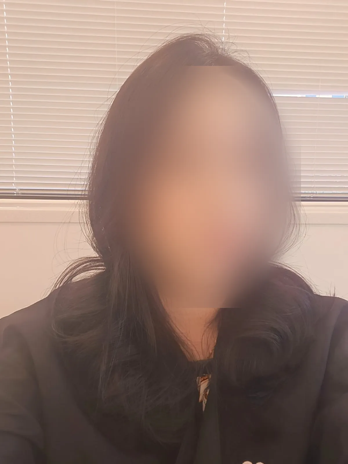 Cabello terminado con coloración castaña natural de canas