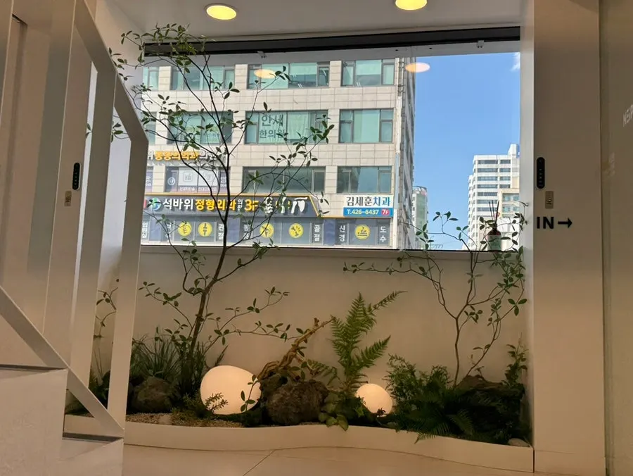 파리바게트 위층 3층 미용실로 올라가는 건물 입구