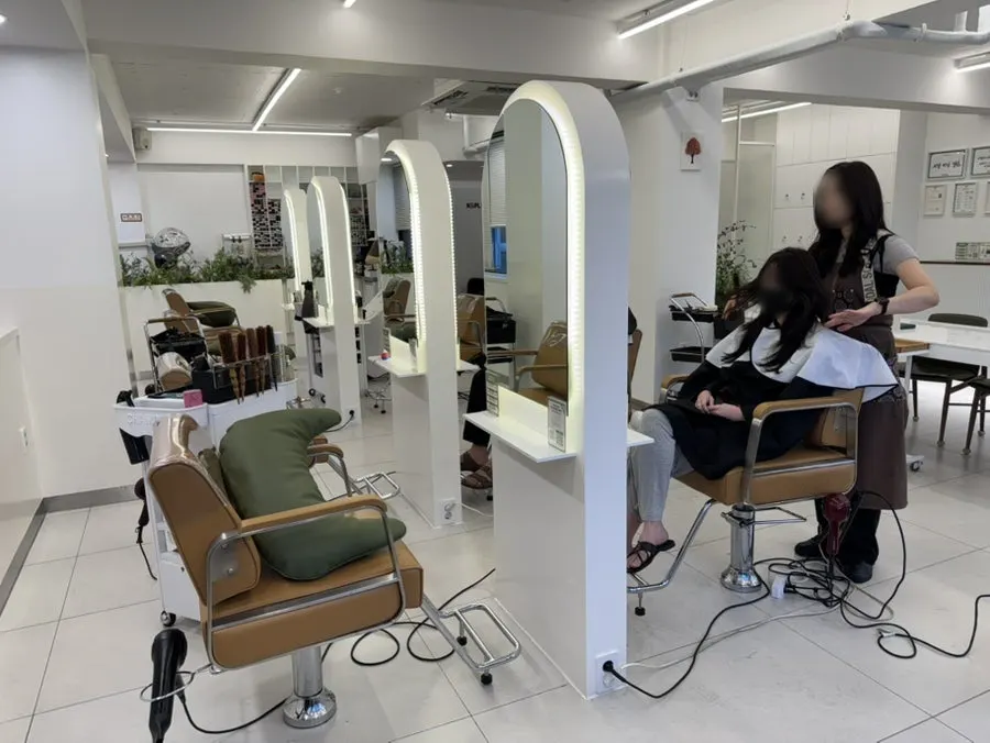 상담을 받으며 앉은 시술 좌석