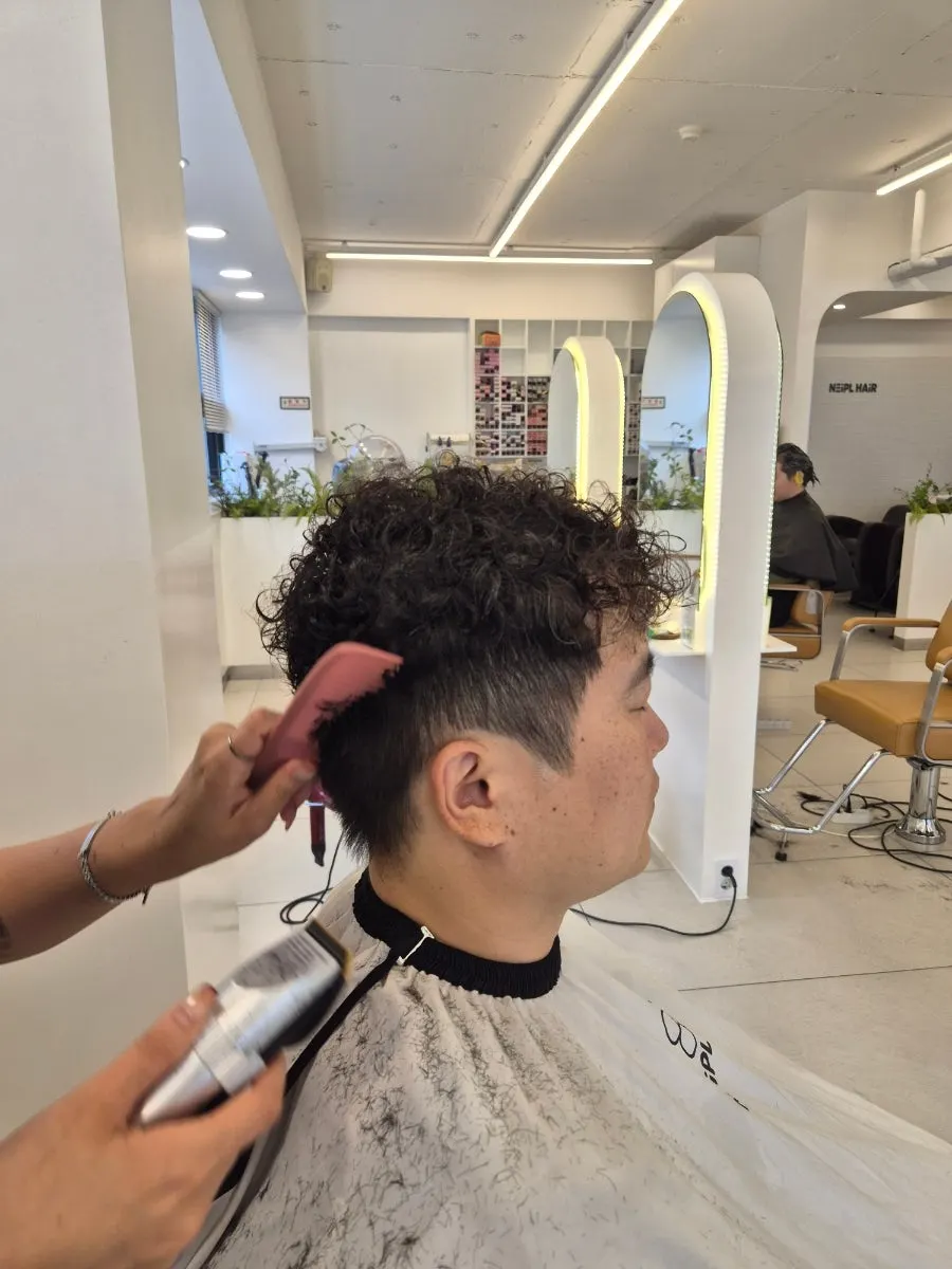 컬과 볼륨이 잡힌 남자펌 중간 모습