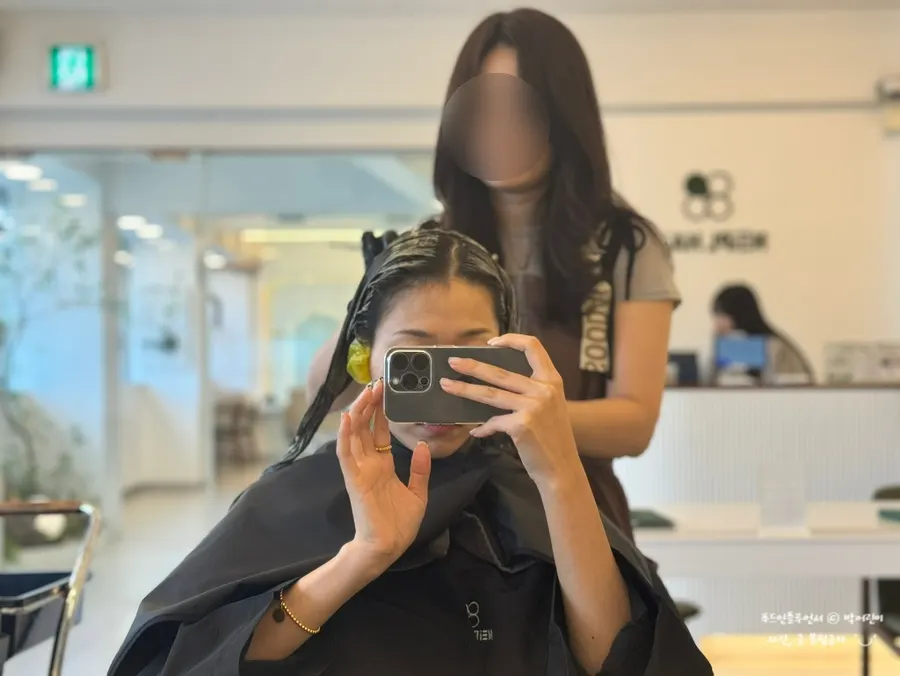 대기 중 제공된 음료와 간식