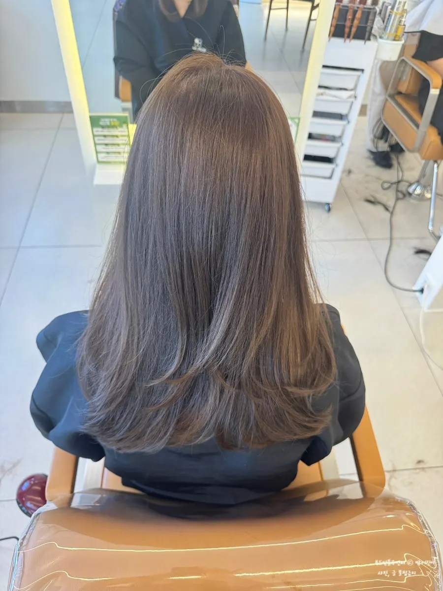 고르게 나온 애쉬 브라운 컬러 세로 컷