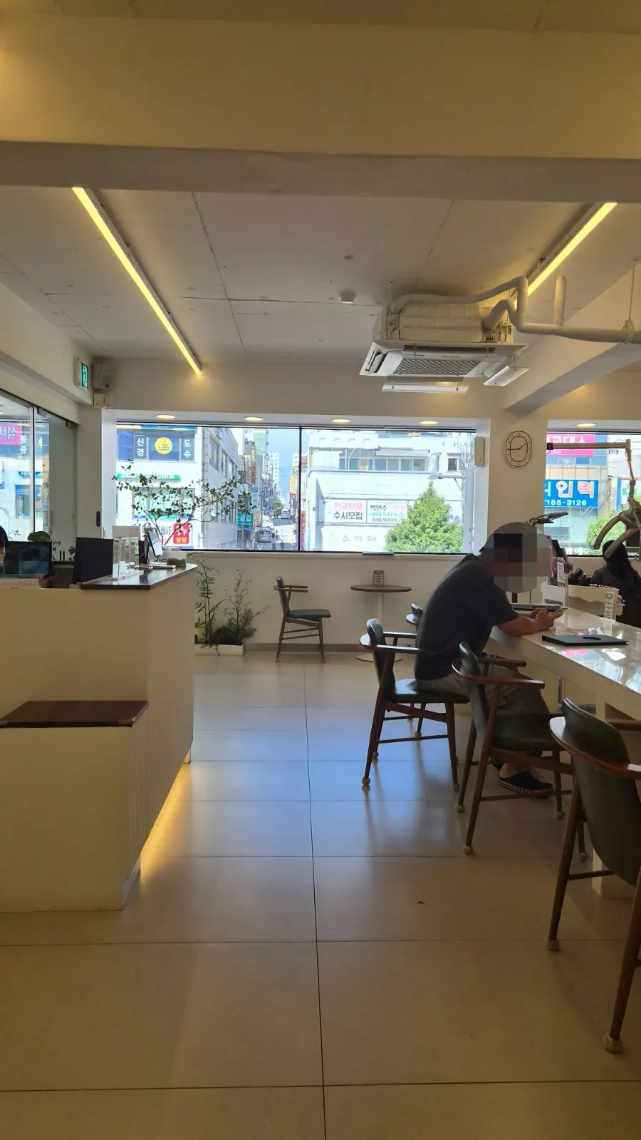 메뉴별 금액이 적힌 매장 안내판